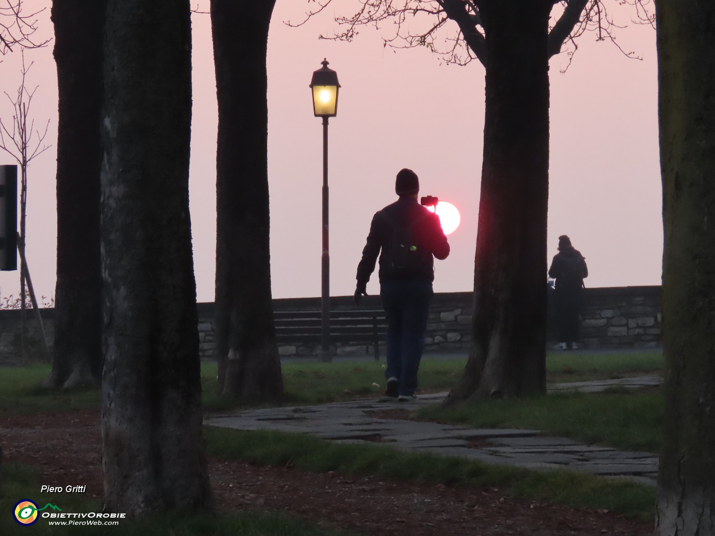 65 Fotografando il sole che tramonta .JPG